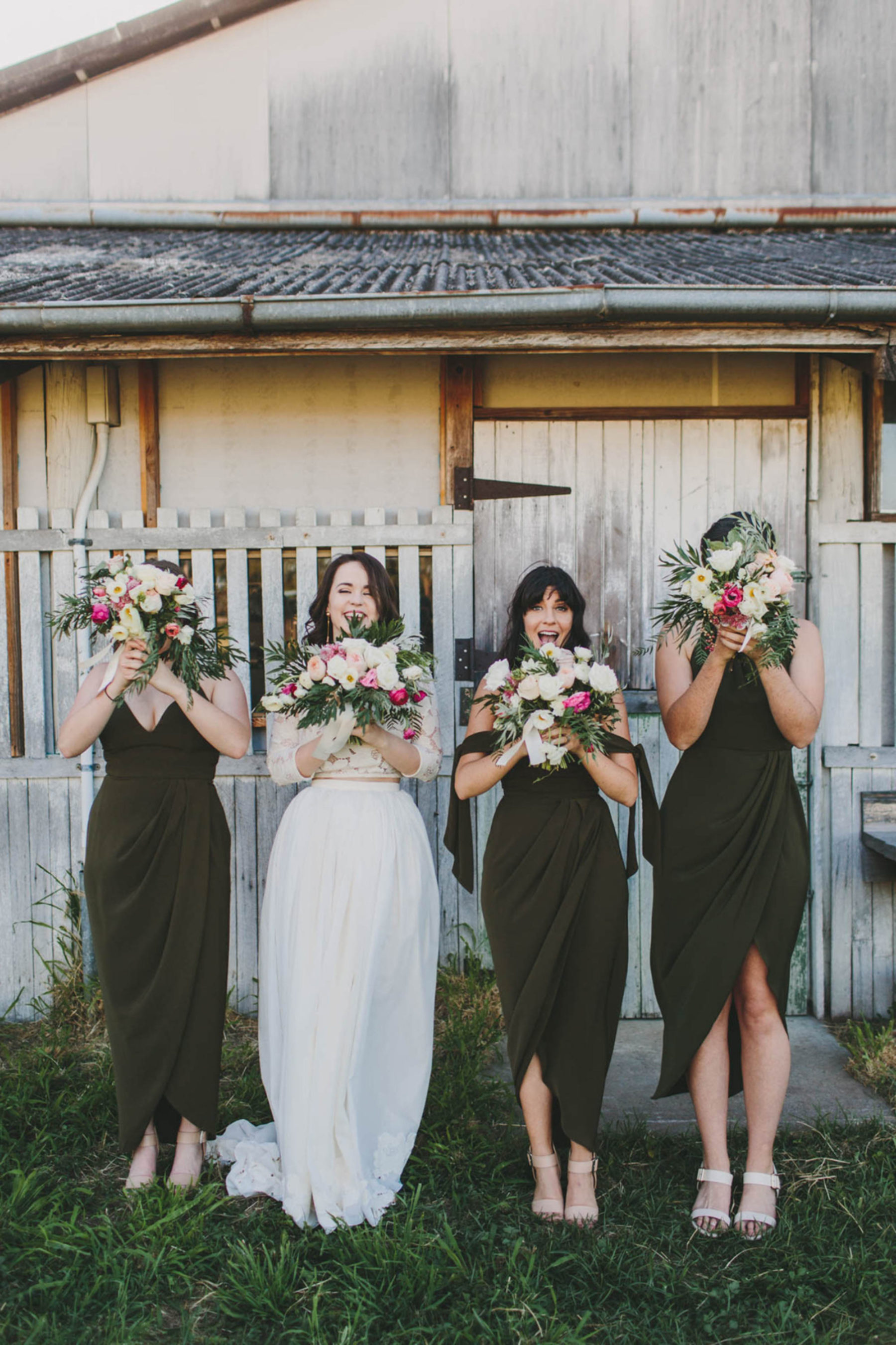 gaun pengiring pengantin khaki